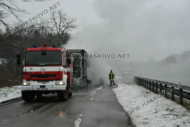 Тир с прасета се запали по пътя между Хасково и Димитровград