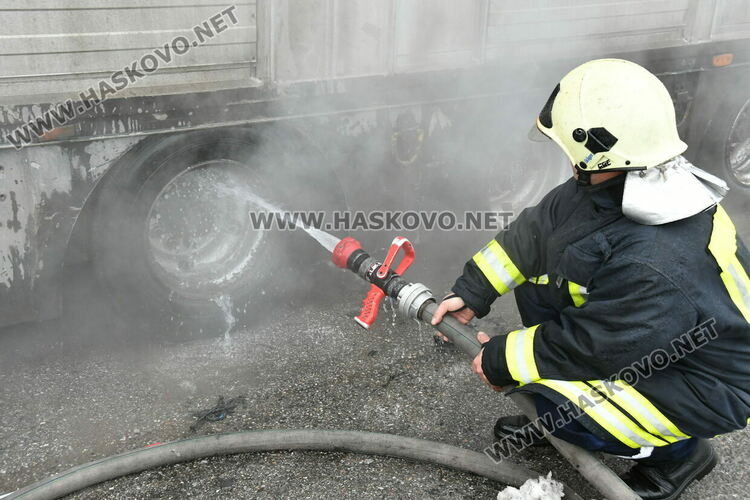 Тир с прасета се запали по пътя между Хасково и Димитровград