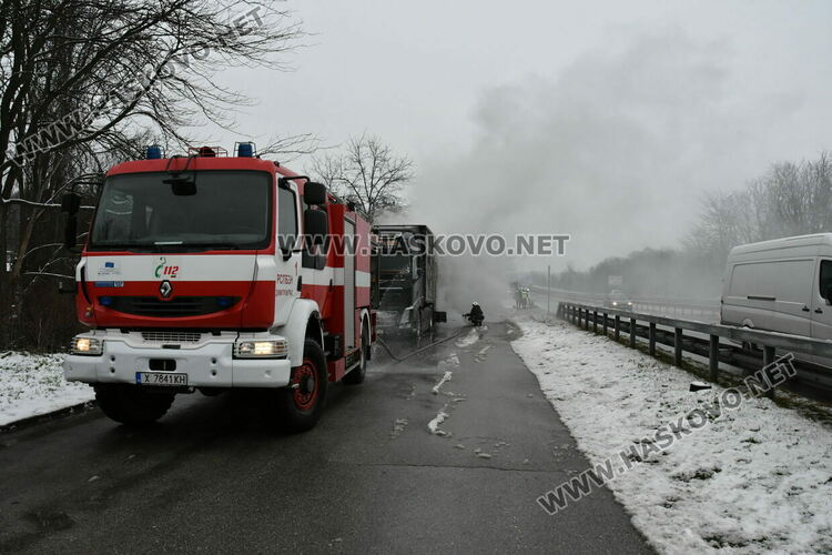 Тир с прасета се запали по пътя между Хасково и Димитровград