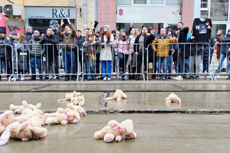 Протест за смяна на Сарафов пред ВСС. Демонстрантите хвърляха плюшени зайчета.