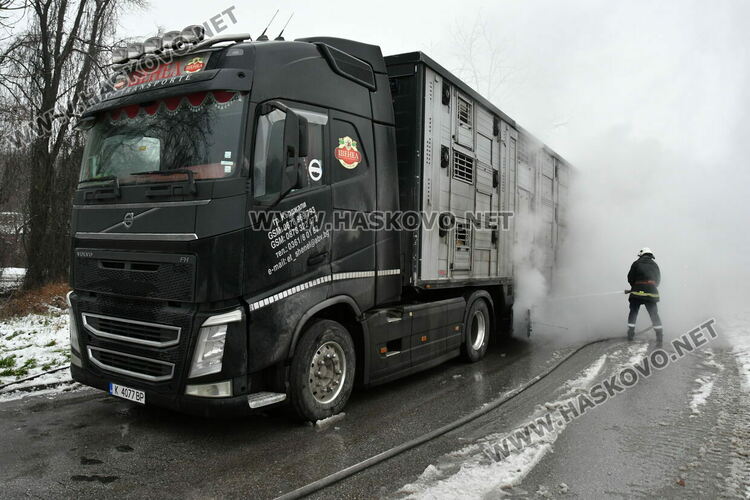 Тир с прасета се запали по пътя между Хасково и Димитровград