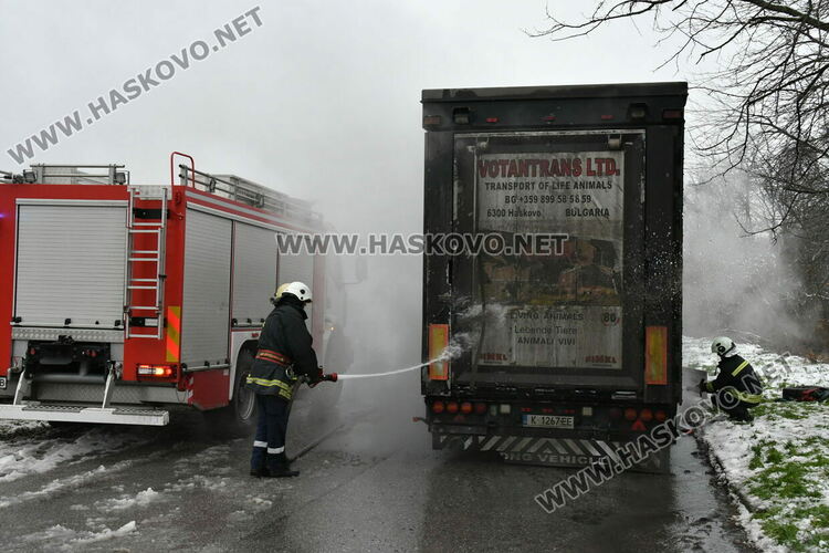 Тир с прасета се запали по пътя между Хасково и Димитровград