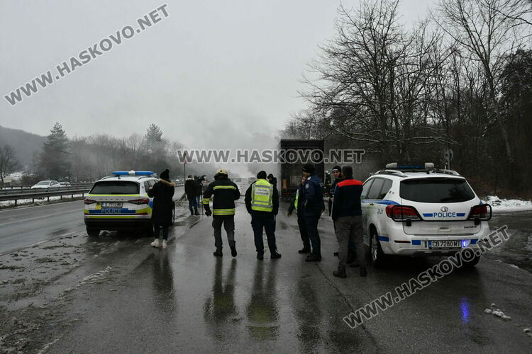 Тир с прасета се запали по пътя между Хасково и Димитровград