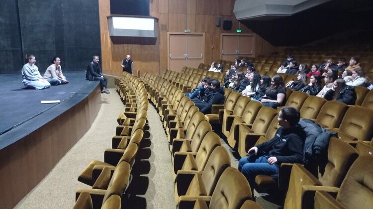 Ученици от СУ &bdquo;Йордан Йовков&ldquo; надникнаха зад кулисите на &bdquo;Пепеляшка&ldquo;