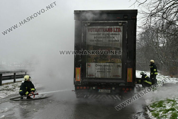 Тир с прасета се запали по пътя между Хасково и Димитровград
