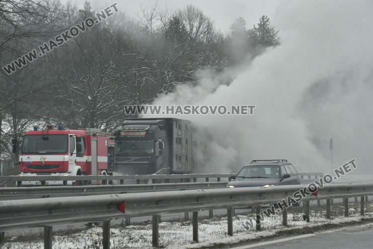 Тир с прасета се запали по пътя между Хасково и Димитровград