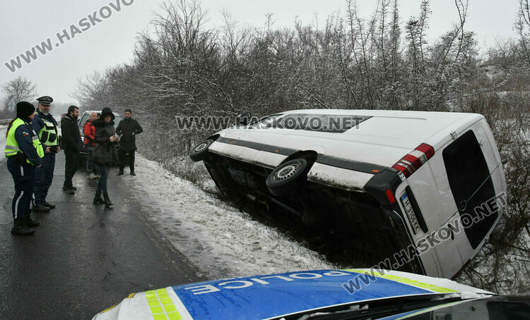 Микробус излетя в канавка по пътя между Конуш и Козлец
