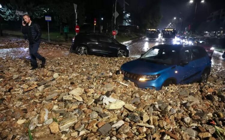 Смъртоносните наводнения в Гърция през последните години по време на интензивни валежи принудиха властите да подобрят противонаводнителните съоръжения с цел ограничаване на щетите.