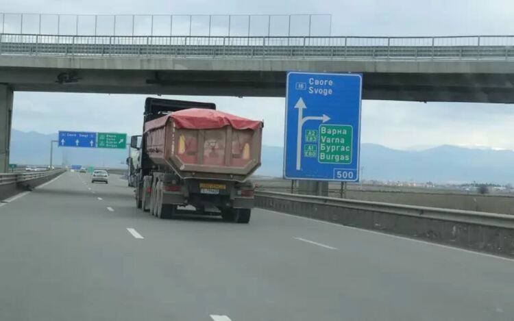 Досега цената за движение по пътищата отразяваше само разходите по поддържането на инфраструктурата. От 1 март в тол таксите се включва и въглеродна компонента.