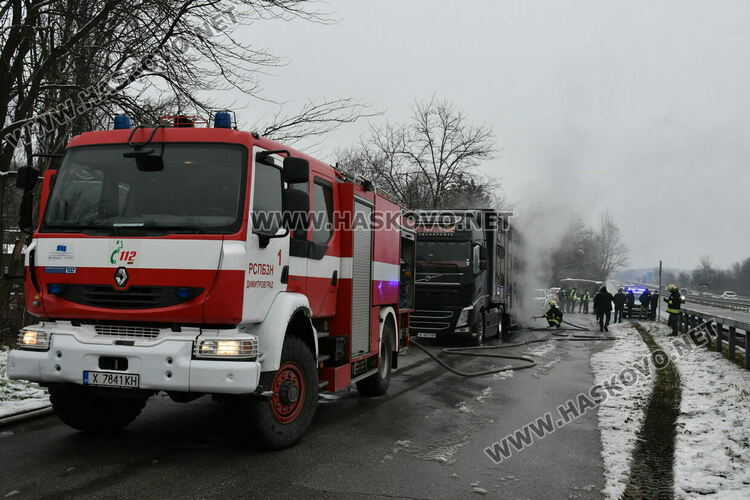 Тир с прасета се запали по пътя между Хасково и Димитровград