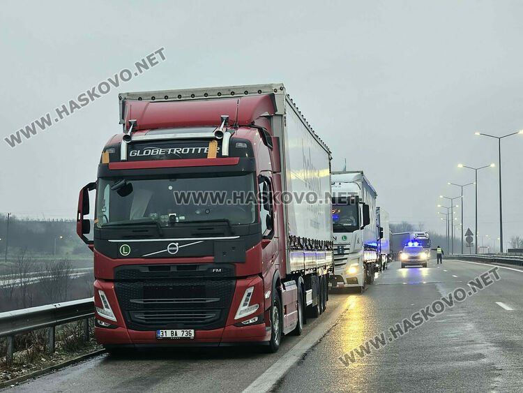 Опашката от тирове пред ГКПП Капитан Андреево вече е над 20 км