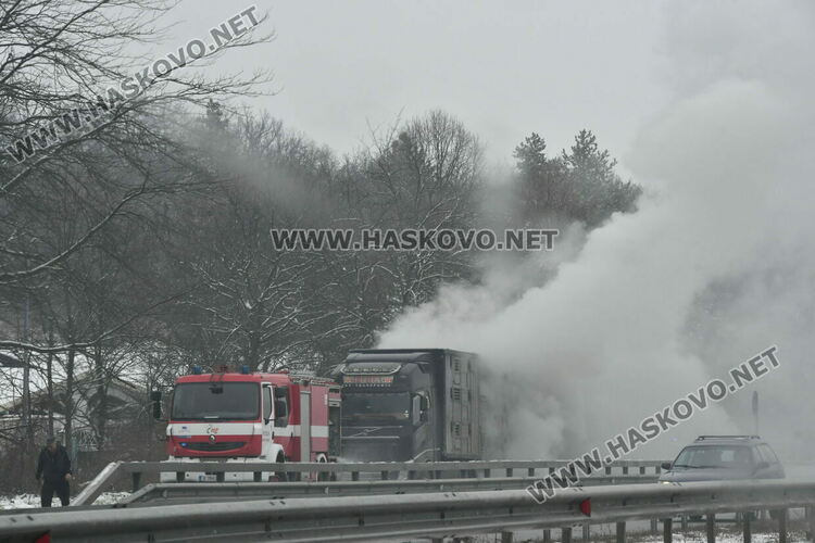 Тир с прасета се запали по пътя между Хасково и Димитровград