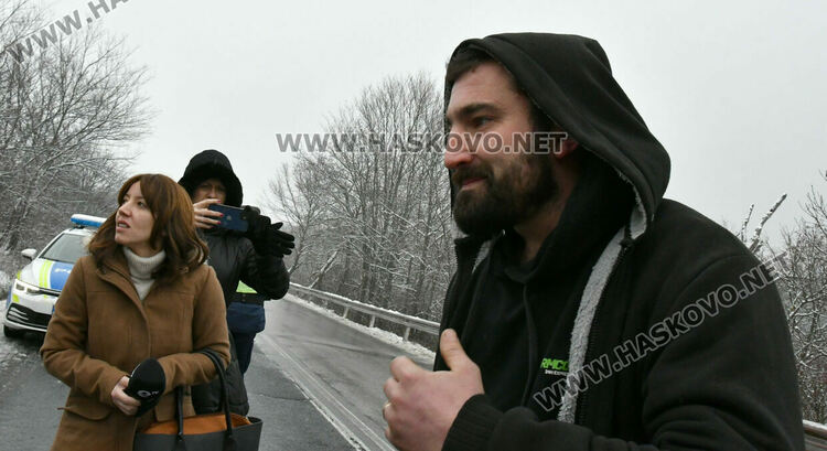 Микробус излетя в канавка по пътя между Конуш и Козлец