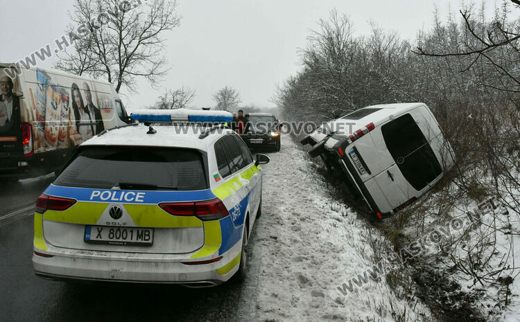 Микробус излетя в канавка по пътя между Конуш и Козлец
