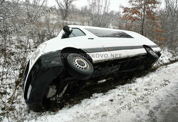 Микробус излетя в канавка по пътя между Конуш и Козлец