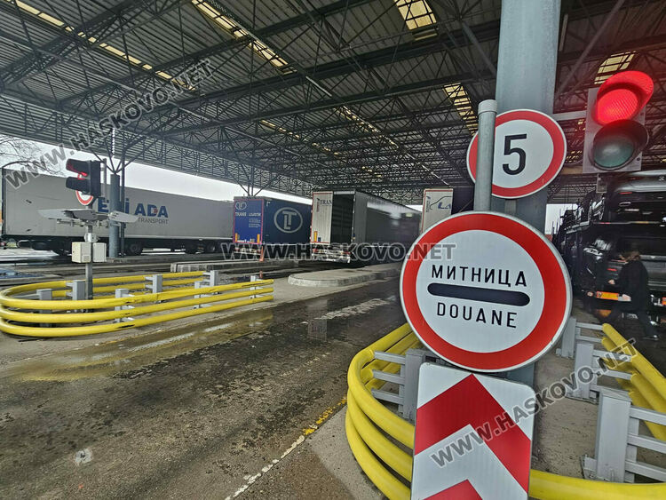 Опашката от тирове пред ГКПП Капитан Андреево вече е над 20 км