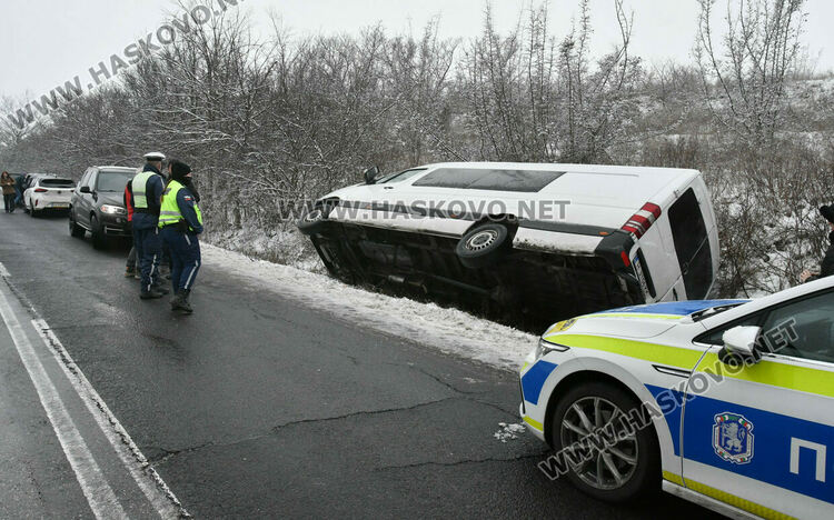 Микробус излетя в канавка по пътя между Конуш и Козлец