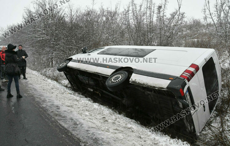 Микробус излетя в канавка по пътя между Конуш и Козлец