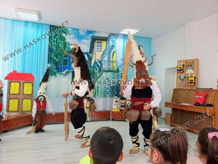 Деца изработваха  маски рамо до рамо с истински кукери