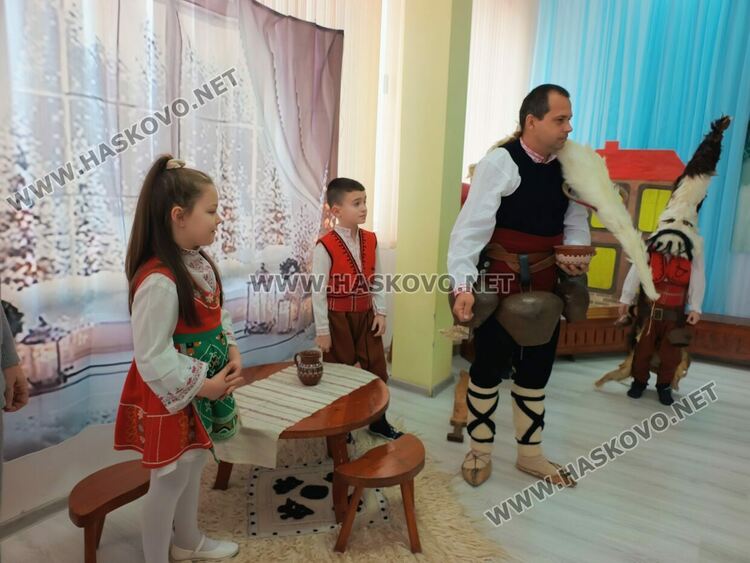 Деца изработваха  маски рамо до рамо с истински кукери