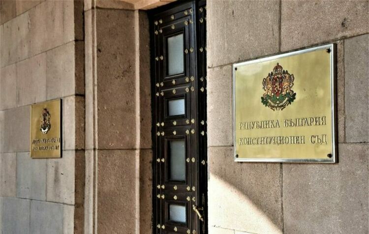Конституционният съд решава дали да приеме оставката на президента