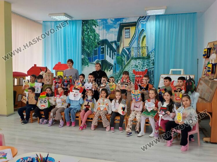 Деца изработваха  маски рамо до рамо с истински кукери