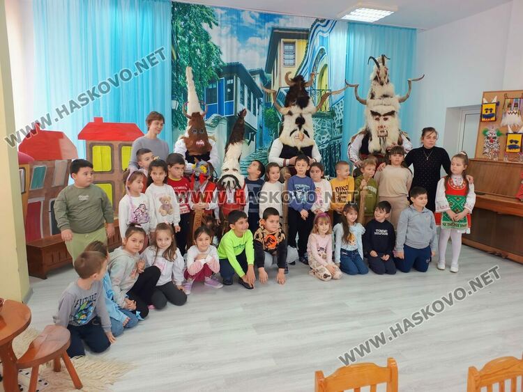 Деца изработваха  маски рамо до рамо с истински кукери