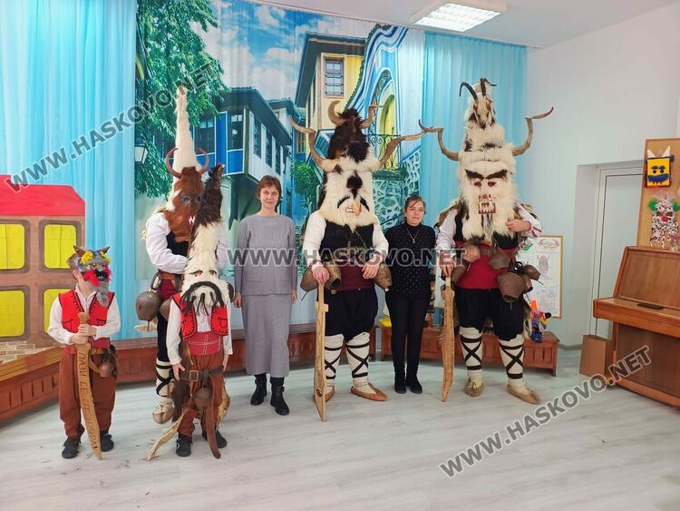 Деца изработваха  маски рамо до рамо с истински кукери