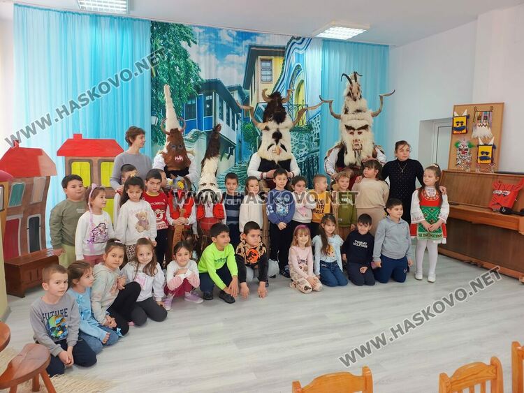 Деца изработваха  маски рамо до рамо с истински кукери