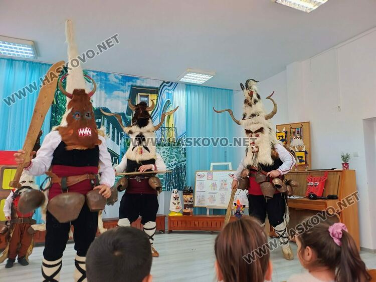 Деца изработваха  маски рамо до рамо с истински кукери