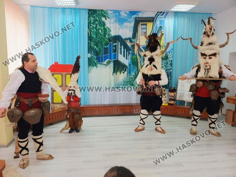 Деца изработваха  маски рамо до рамо с истински кукери