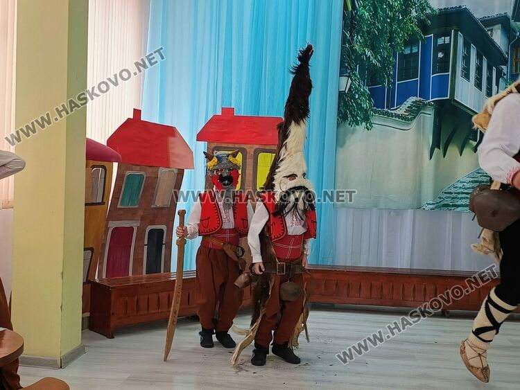 Деца изработваха  маски рамо до рамо с истински кукери