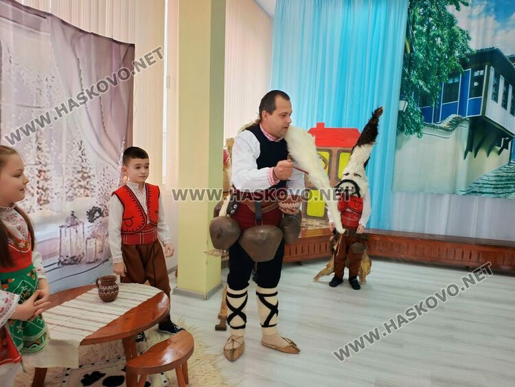 Деца изработваха  маски рамо до рамо с истински кукери