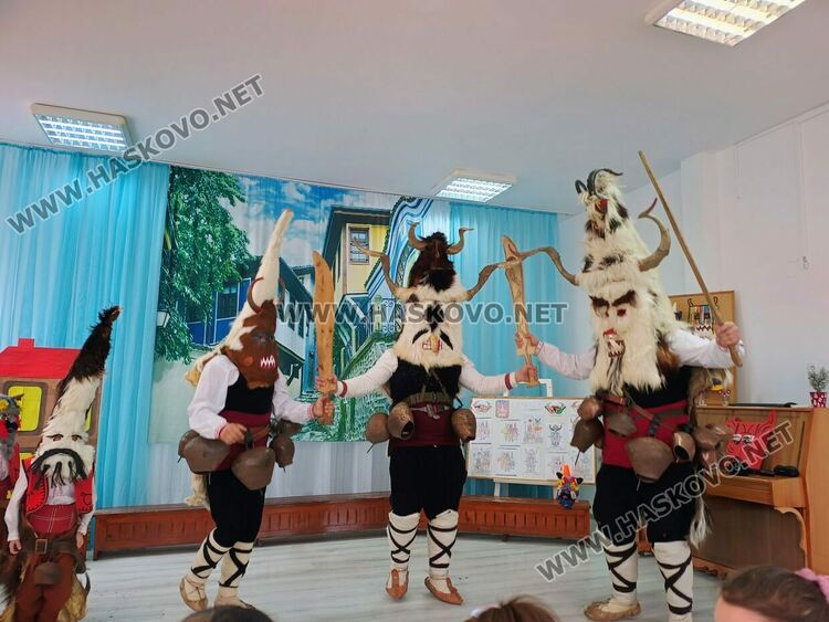 Деца изработваха  маски рамо до рамо с истински кукери