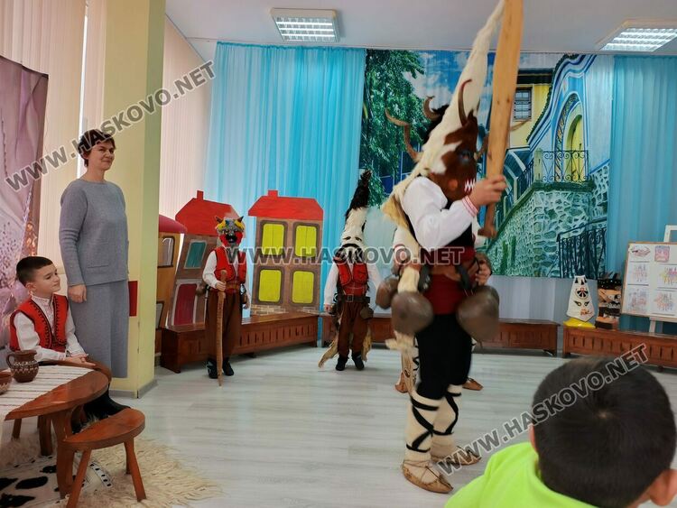 Деца изработваха  маски рамо до рамо с истински кукери