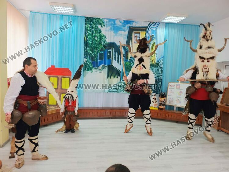 Деца изработваха  маски рамо до рамо с истински кукери