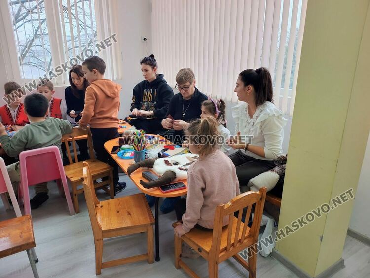 Деца изработваха  маски рамо до рамо с истински кукери