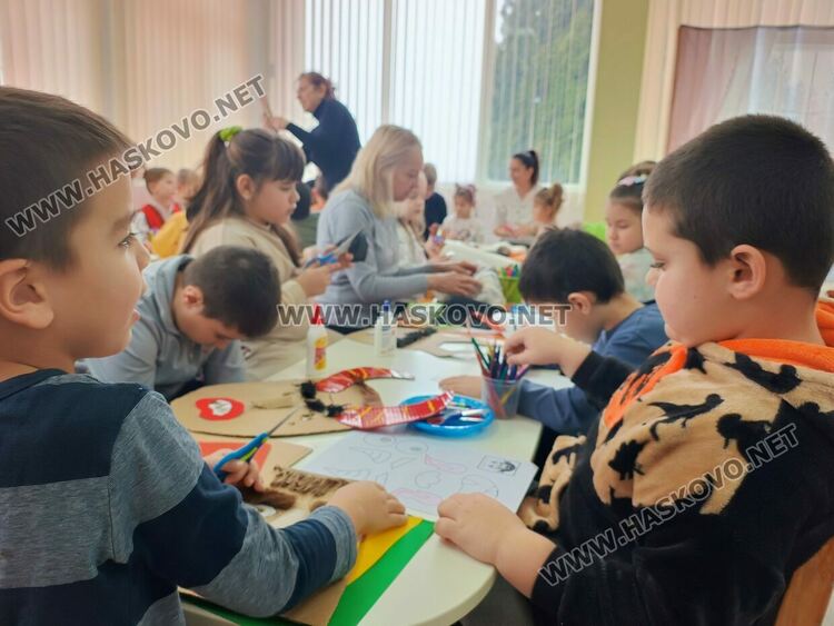 Деца изработваха  маски рамо до рамо с истински кукери