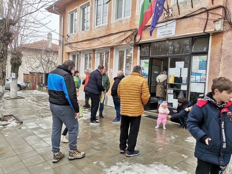 Кметове, жители на Мандра и гости се включиха в дарителската кампания за ремонт на църквата в селото