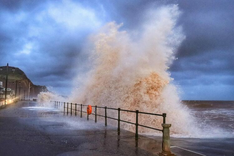Рекордни вълни до 16,6 м бяха измерени в Средиземно море заради циклон &bdquo;Хари&ldquo;