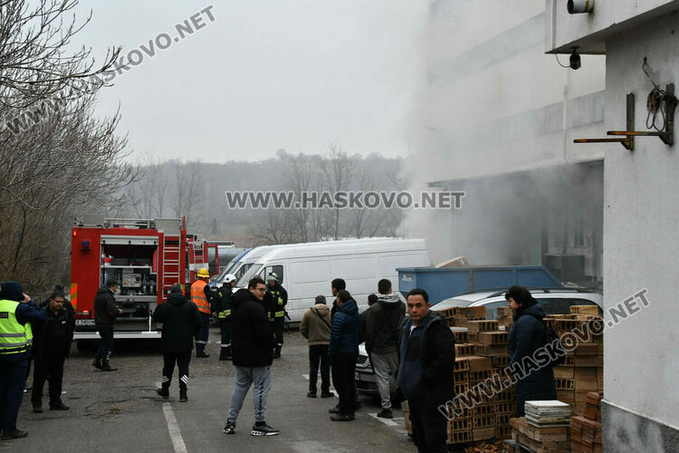 Пожар избухна в склад за домашни потреби в Хасково