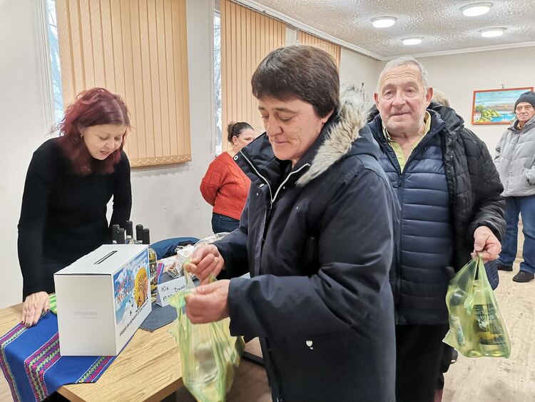 Кметове, жители на Мандра и гости се включиха в дарителската кампания за ремонт на църквата в селото