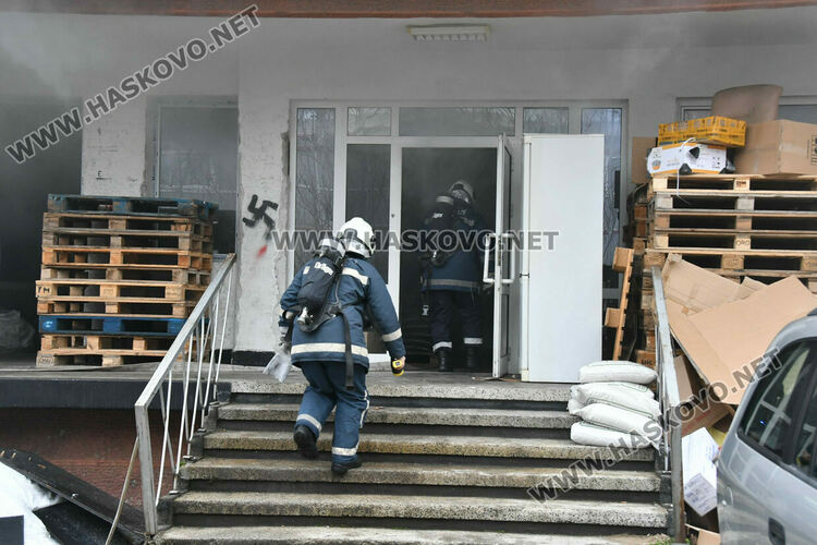 Пожар избухна в склад за домашни потреби в Хасково