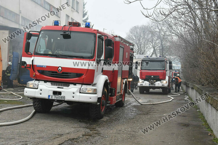 Пожар избухна в склад за домашни потреби в Хасково