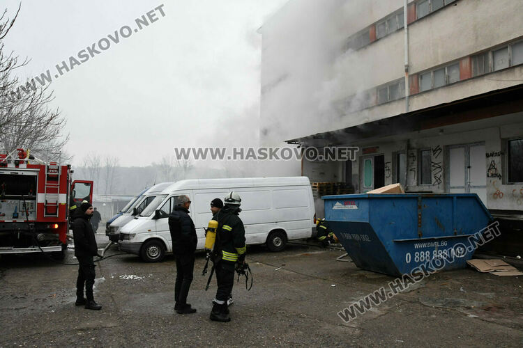 Пожар избухна в склад за домашни потреби в Хасково