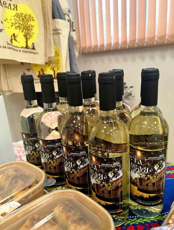 Кметове, жители на Мандра и гости се включиха в дарителската кампания за ремонт на църквата в селото