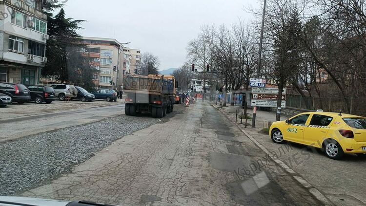 Светофарите до Болницата работят въпреки ремонта на &bdquo;Беломорски&ldquo;,опасни са за пешеходците