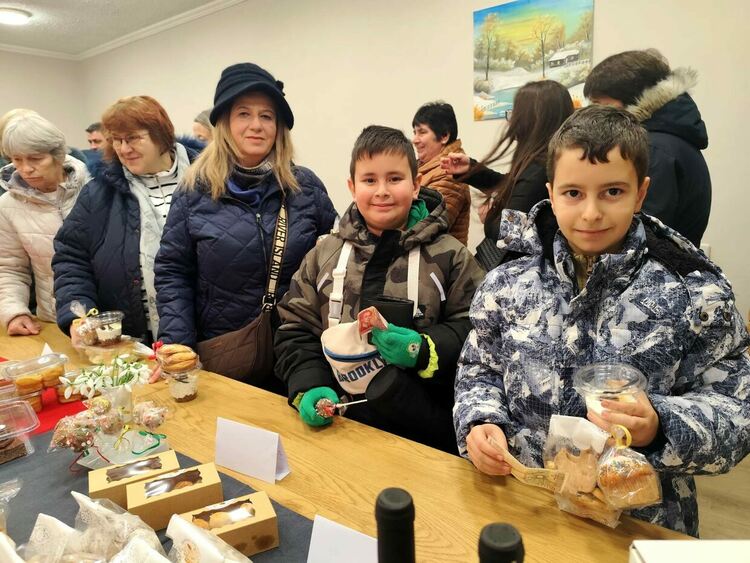 Кметове, жители на Мандра и гости се включиха в дарителската кампания за ремонт на църквата в селото