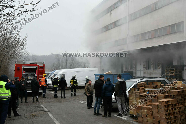 Пожар избухна в склад за домашни потреби в Хасково