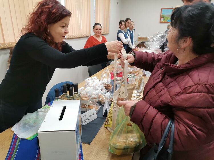 Кметове, жители на Мандра и гости се включиха в дарителската кампания за ремонт на църквата в селото